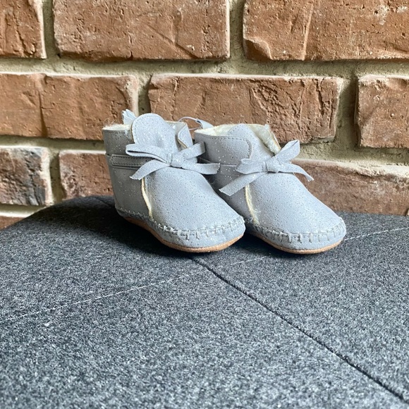 6-12M NWT Old Navy Faux Suede Grey Booties - Picture 3 of 9